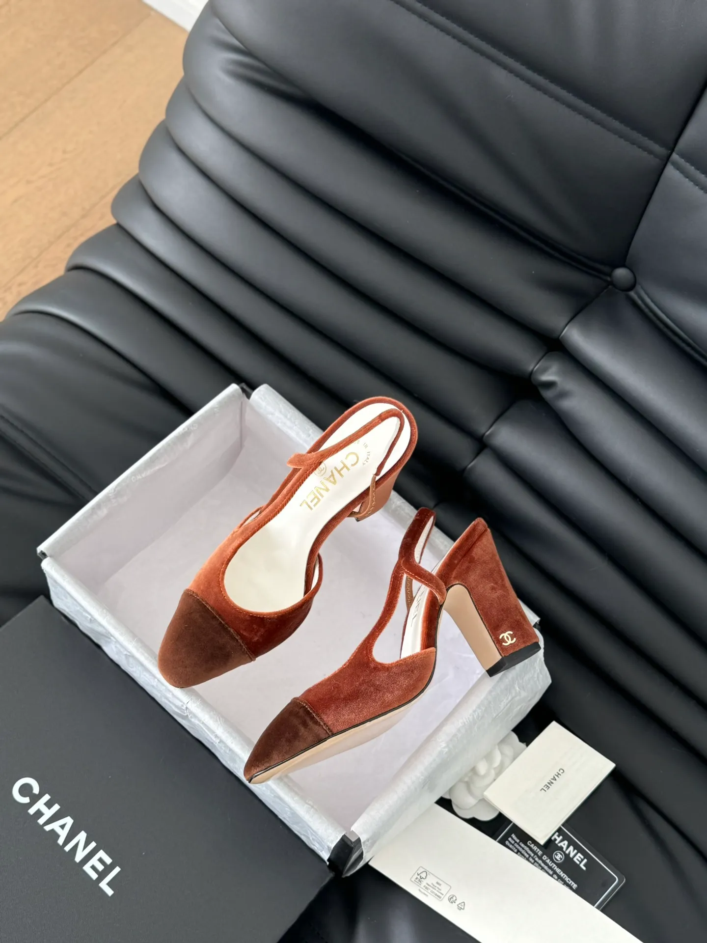 👟👟Ex-factory price 500👟👟 Purchasing-grade Chanel classic slingback sandals. We have been making this model for the past few years. This year we will re-purchase the version and make a detailed copy again. I found that the upper lines and body comfort of the new version have been slightly adjusted! The brand won't say anything because the overall appearance difference is not big and it doesn't affect wearing. All colors now produced are produced according to the latest styles! What you buy is the latest classic model from the counter, made of imported mixed sheepskin surface material, imported mixed sheepskin, and Italian imported cowhide leather soles! High heels 6.5cm Size:35-39 Other sizes can be customized